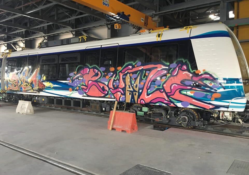 Έγραψαν συνθήματα και ζωγράφισαν γκράφιτι στα βαγόνια του μετρό Θεσσαλονίκης! (ΦΩΤΟ)