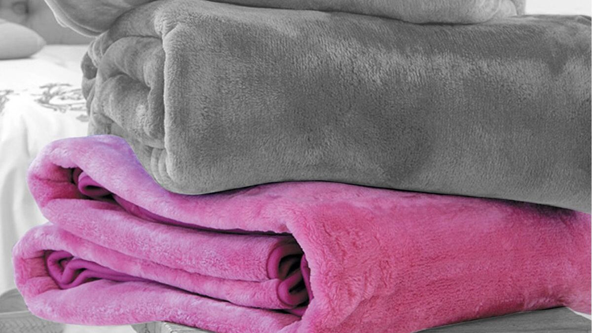 Αυτός είναι ο καλύτερος τρόπος για να πλύνετε και να αποθηκεύσετε τις κουβέρτες σας