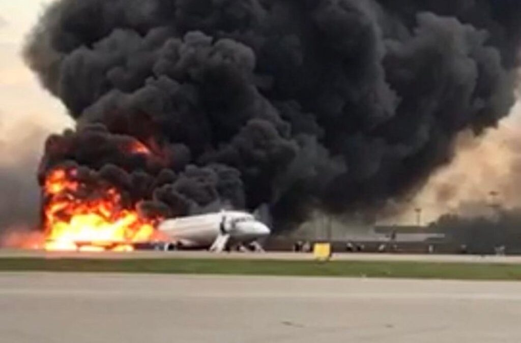 Αεροπορική τραγωδία στη Μόσχα: Αεροσκάφος τυλίγεται στις φλόγες την ώρα της αναγκαστικής προσγείωσης (VIDEO)