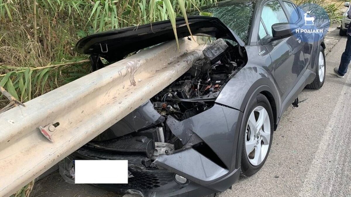 Σοκαριστικό τροχαίο στη Ρόδο – Προστατευτικό κιγκλίδωμα διαπέρασε αυτοκίνητο