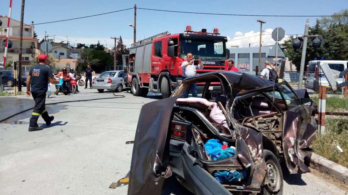 Λάρισα: Τρένο συγκρούστηκε με αυτοκίνητο – Ένας τραυματίας (ΦΩΤΟ)