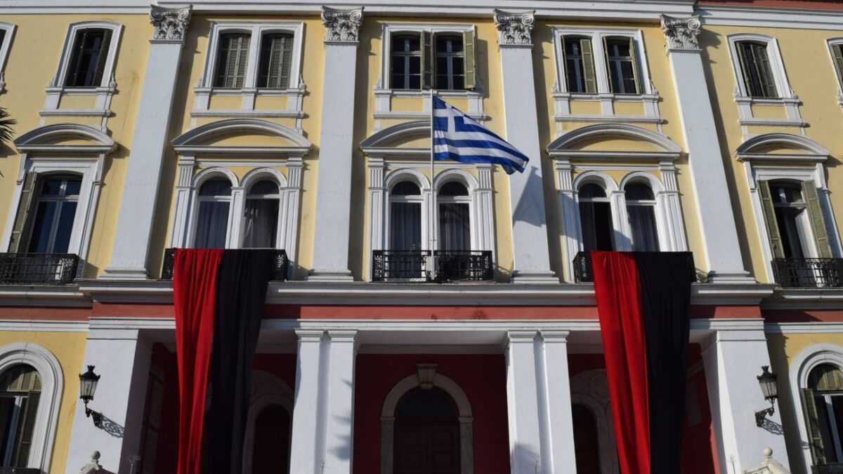 Κόκκινο και μαύρο χρώμα στο κτήριο του ΥΜΑΘ για τη Γενοκτονία των Ελλήνων του Πόντου