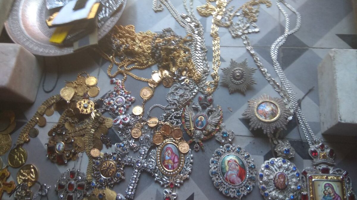 Τάματα, κοσμήματα, περιδέραια με βυζαντινά νομίσματα και μετάλλια αθλητών έκλεψε ο ιερόσυλος στο Άγιος Όρος (ΦΩΤΟ)