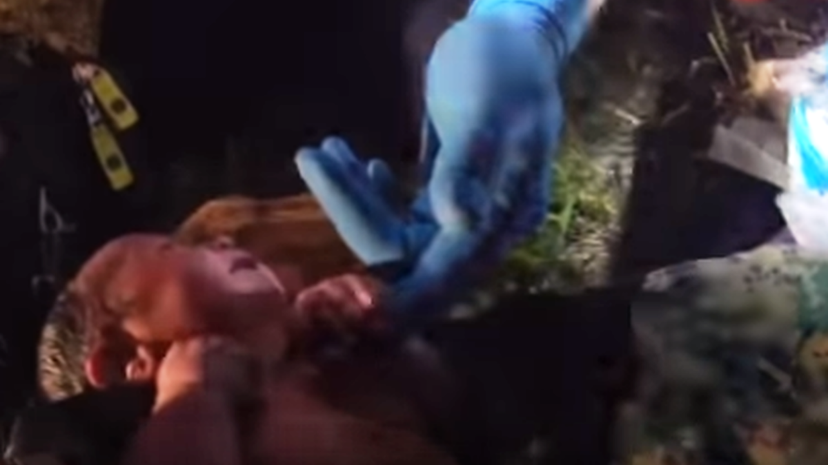 Σοκ: Βρήκαν ζωντανό βρέφος μέσα σε σακούλα – Το συγκλονιστικό βίντεο