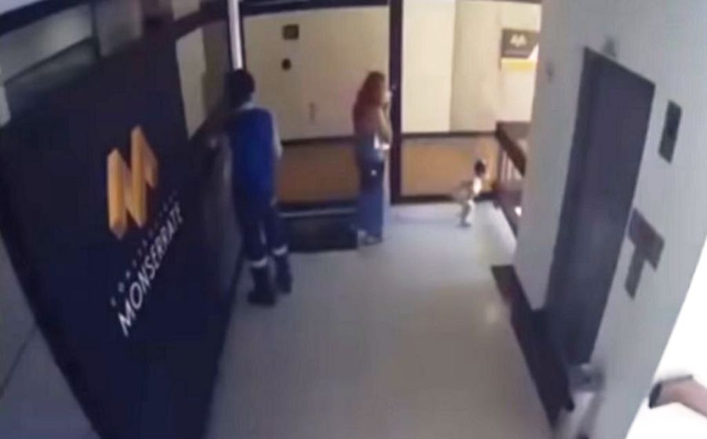 Μητέρα αρπάζει το παιδί της πριν πέσει στο κενό από τον 4ο όροφο! (VIDEO)