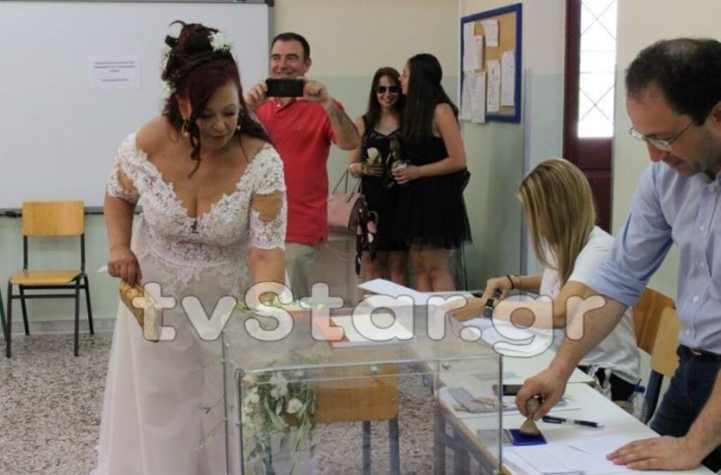 Από την εκκλησία στην κάλπη – Η νύφη πήγε να ψηφίσει με το νυφικό (ΦΩΤΟ)
