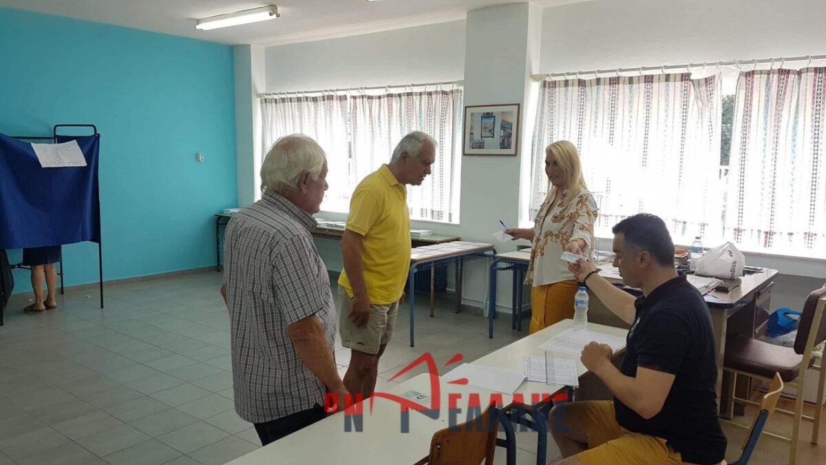 Φωτογραφίες από την ψηφοφορία στην Περίσταση – Εκεί και η γνωστή δικηγόρος Ιωάννα Παναγοπούλου