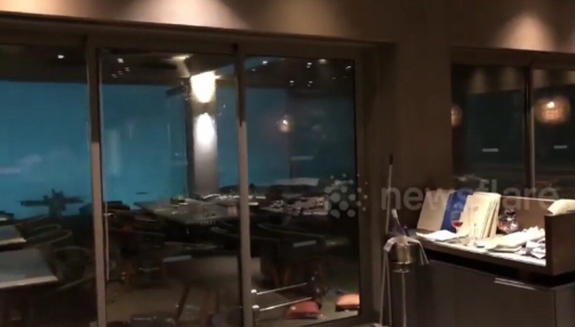 Βίντεο: Εφιαλτικές στιγμές σε εστιατόριο της Χαλκιδικής που χτυπήθηκε από τη θεομηνία