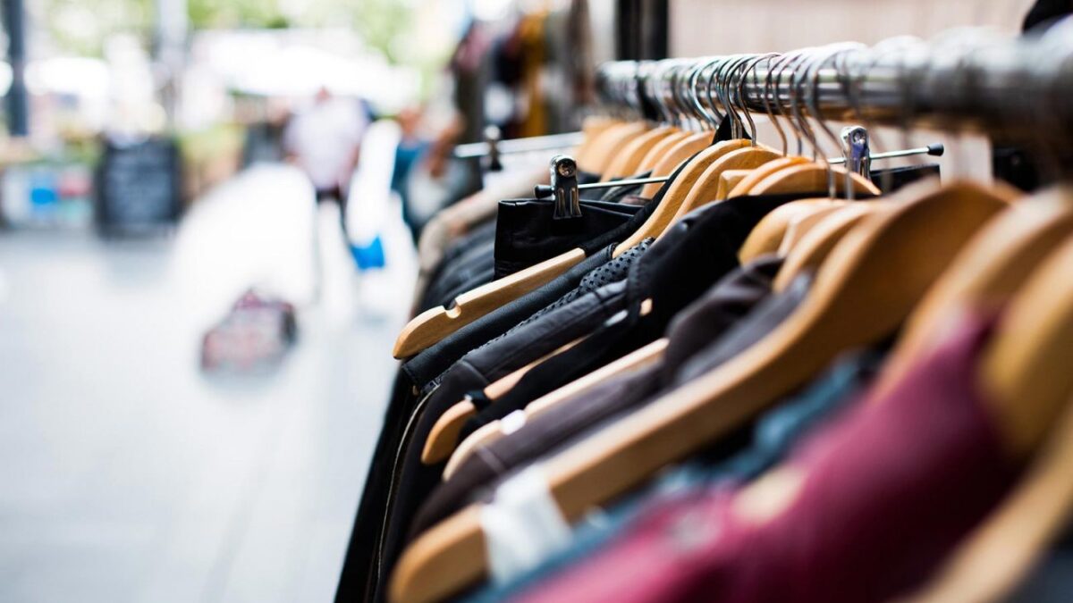 Πιερία: Πρόστιμο σε κατάστημα ρούχων – Δεν είχε ταμπέλα για το όριο πελατών
