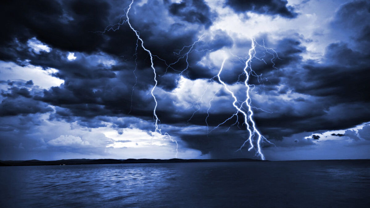 Καιρός: Σφυροκοπά τη χώρα η «Θάλεια»! Καταιγίδες, χαλάζι και δυνατοί άνεμοι