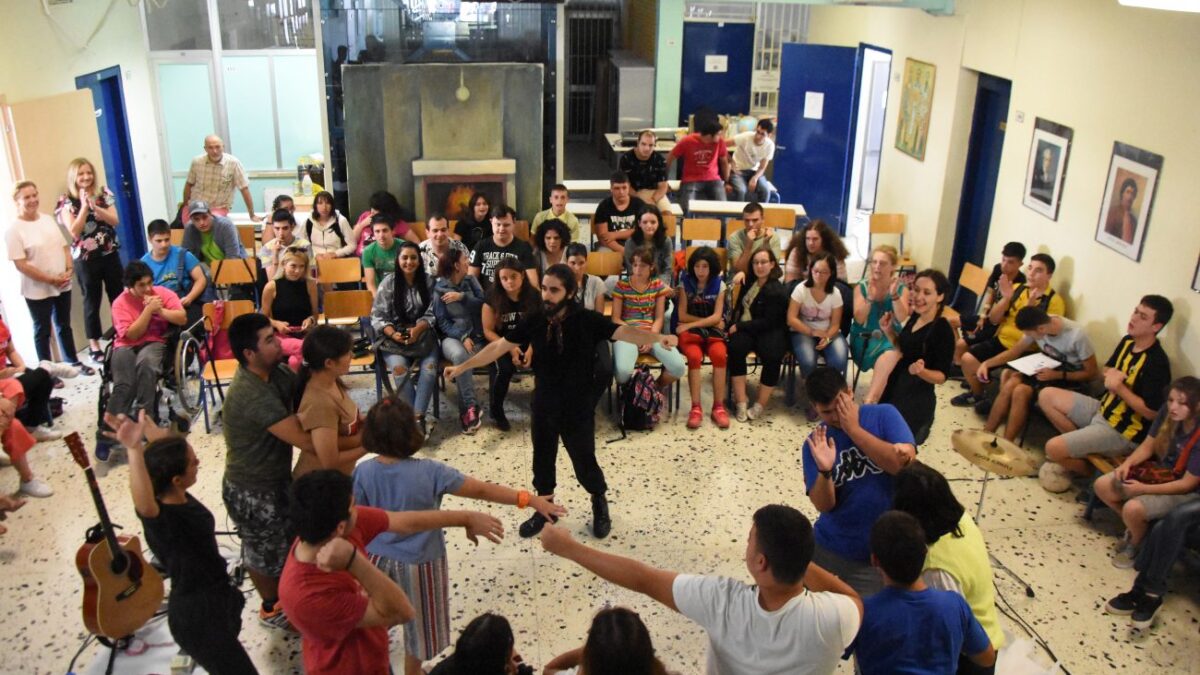 Ο «Μικρός Βορράς» αυτοσχεδιάζει θεατρικά με τους μαθητές του ΕΝΕΕΓΥΛ Κατερίνης στην Οδύσσεια! (VIDEO)