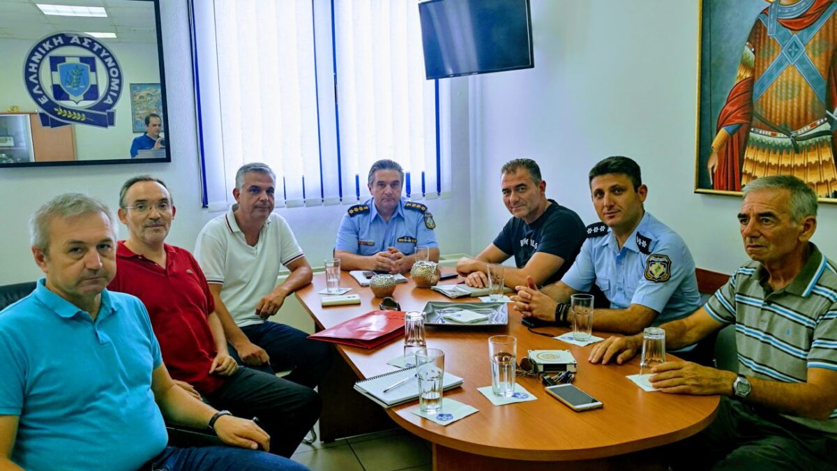 «Τρέχω για την Κατερίνη»: Συνάντηση με Αστυνομικό Διευθυντή & Διοικητή Τροχαίας – Προτεραιότητα η ασφάλεια της διαδρομής του αγώνα