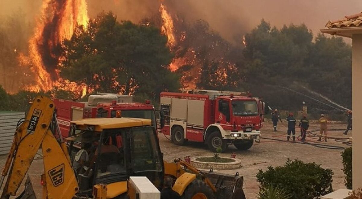 Πύρινη κόλαση στη Ζάκυνθο: Έξω από το χωριό Κερί η φωτιά – Εκκενώνονται σπίτια (VIDEO)