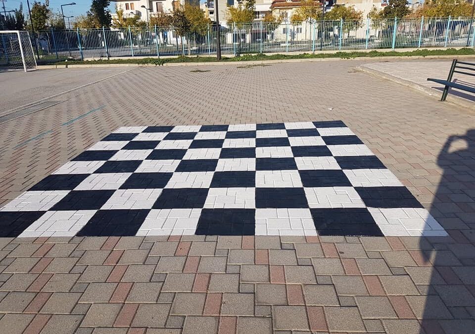 Σκακιέρα, κουτσό και διάδρομοι αγώνων στο προαύλιο του 16ου Δημοτικού & 25ου Νηπιαγωγείου Κατερίνης (ΦΩΤΟ)