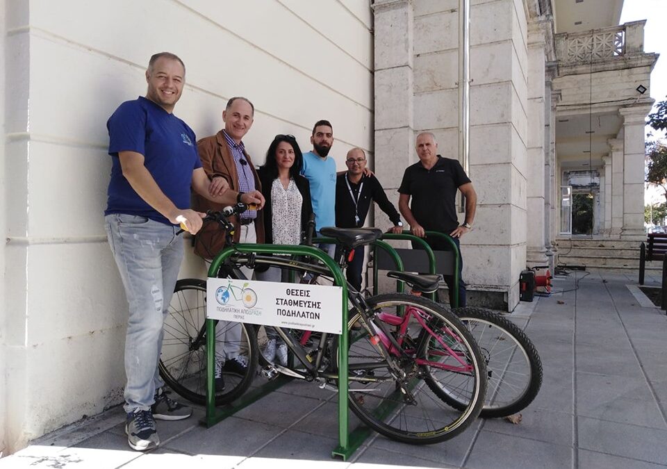 Δωρεά & τοποθέτηση σταθμού στάθμευσης ποδηλάτων στη Δημοτική Βιβλιοθήκη Κατερίνης από την Ποδηλατική Από-Δραση Πιερίας