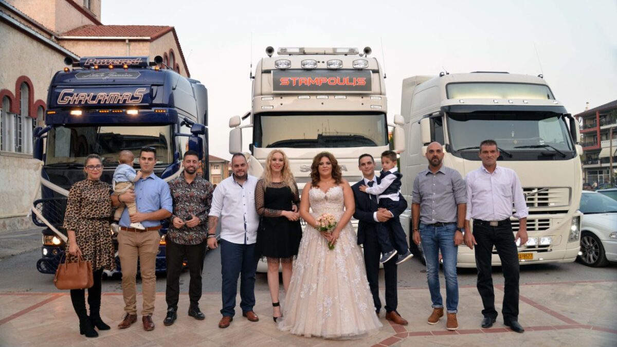 Ένας ξεχωριστός γάμος: Ο γαμπρός πήγε στην εκκλησία με νταλίκα και η νύφη με λεωφορείο!
