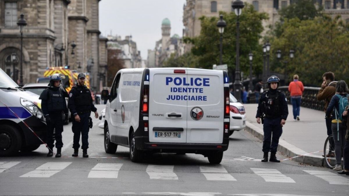 Mακελειό στο αρχηγείο της αστυνομίας στο Παρίσι – Τέσσερις αστυνομικοί νεκροί από την επίθεση με μαχαίρι (ΦΩΤΟ)