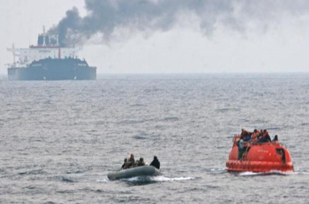 Έλληνας εφοπλιστής έβαλε τους ναύτες του να υποδυθούν τους πειρατές για να κάψει το πλοίο του…