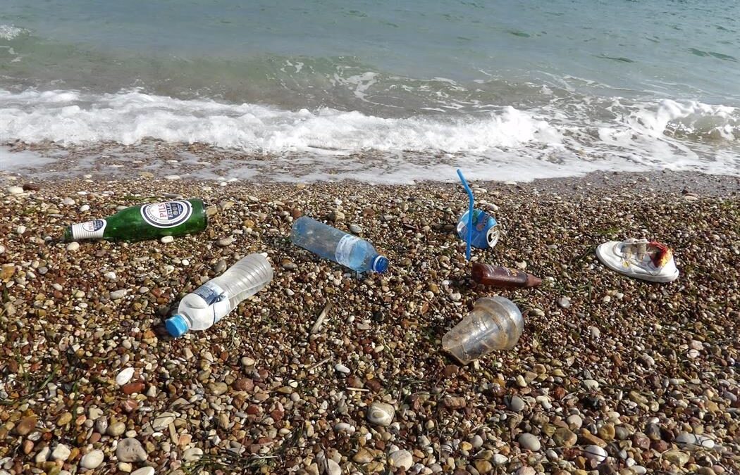 Σκουπίδια στις παραλίες