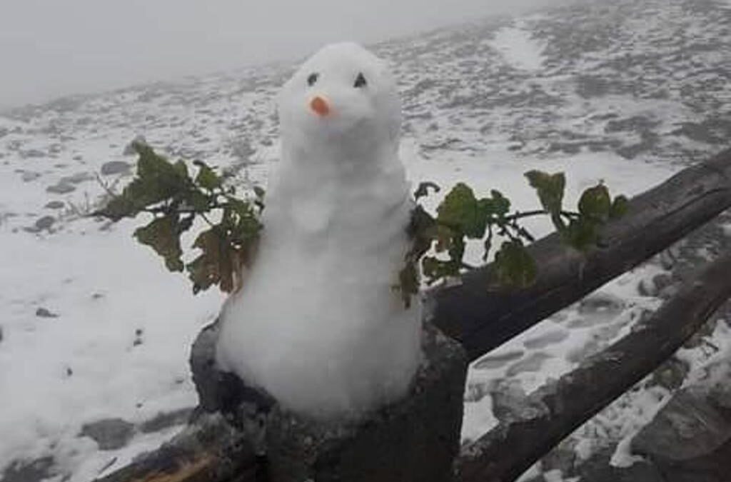 Ο πρώτος χιονάνθρωπος στον Όλυμπο είναι γεγονός – «Το έστρωσε» στα 2.700 μέτρα (ΦΩΤΟ)