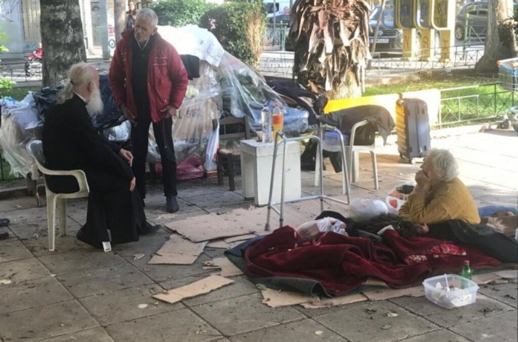 Λύση στο ηλικιωμένο άστεγο ζευγάρι του Κεραμεικού έδωσε ο Αρχιεπίσκοπος (ΦΩΤΟ)