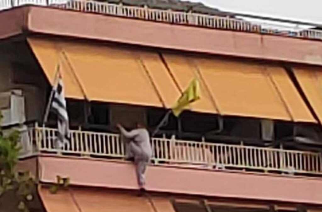 Ημαθία: Γυναίκα κρεμόταν από μπαλκόνι στον 4ο όροφο – Την έσωσε αστυνομικός (ΦΩΤΟ)