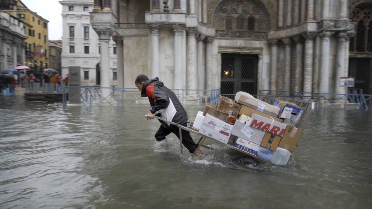 Πλημμύρες στη Βενετία: Όλοι με γαλότσες και ο Μπερλουσκόνι με… σκαρπίνια