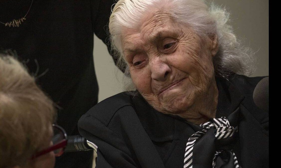 Στιγμές συγκίνησης: Η 92χρονη από τη Βέροια συνάντησε την εβραϊκή οικογένεια που έσωσε από τους Ναζί (VIDEO)