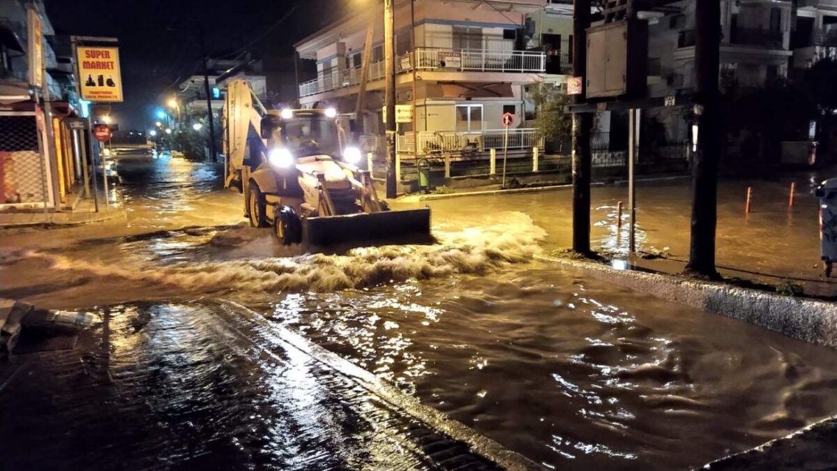 Δήμος Κατερίνης: Συνεχίζονται οι επιχειρήσεις στο παράκτιο μέτωπο για την αντιμετώπιση πλημμυρικών φαινομένων