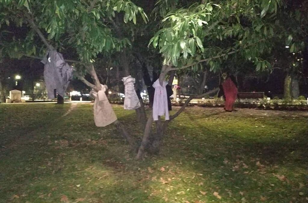 «Κανείς μόνος στο κρύο!» στην Έδεσσα – Πανωφόρια περιμένουν στα δέντρα να βρουν τον επόμενο κάτοχό τους (ΦΩΤΟ)