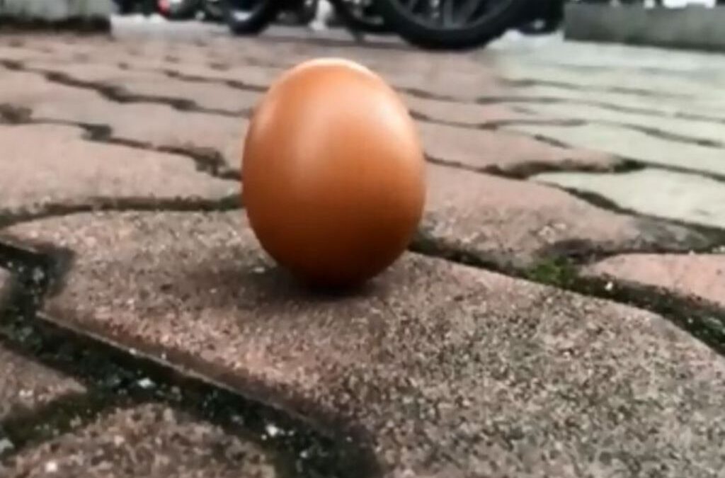 Το πείραμα του όρθιου αβγού έγινε viral χάρη στην έκλειψη του Ηλίου (VIDEO)