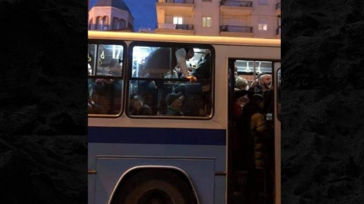 Εικόνα ντροπής: Επιβάτες «ίπτανται» σε λεωφορείο στη Θεσσαλονίκη