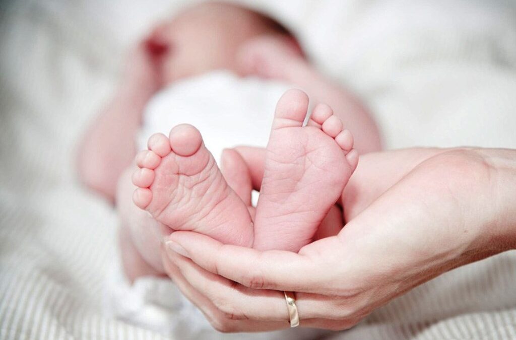 Δεύτερη ευκαιρία για το επίδομα γέννησης: Τι περιλαμβάνει το νομοσχέδιο-σκούπα του υπουργείου Εργασίας