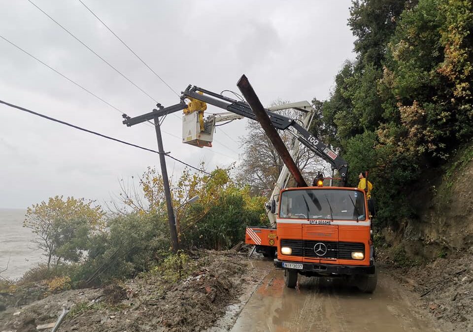 Πλαταμώνας: Υποχώρησε τμήμα της πλαγιάς – Έπεσε κολόνα ηλεκτροδότησης