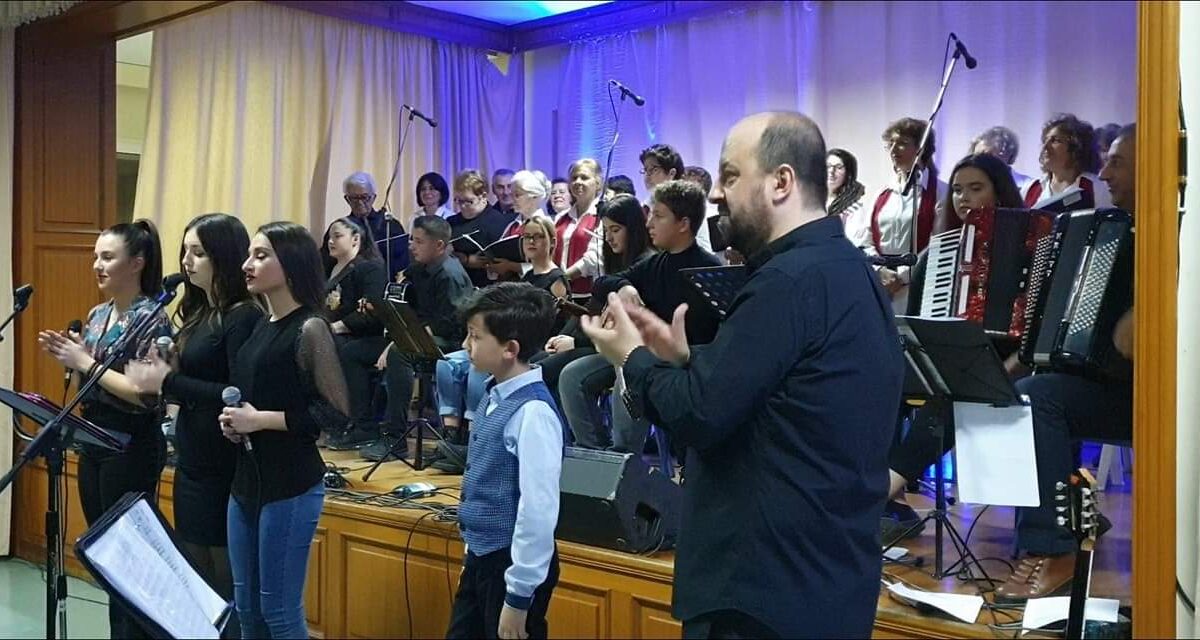 Πανδαισία τραγουδιού και μουσικής στη συναυλία αφιέρωμα στους Μίκη Θεοδωράκη και Μάνο Χατζιδάκη