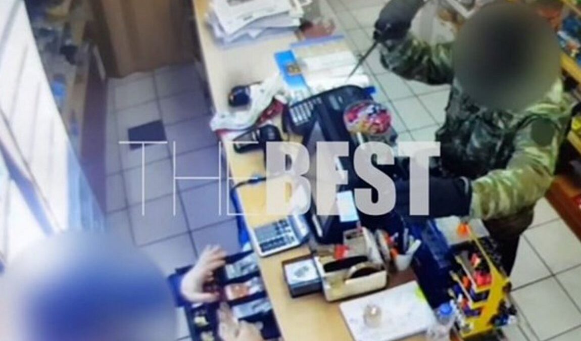 Βίντεο-ντοκουμέντο από ληστεία σε μίνι μάρκετ στην Πάτρα – Με μαχαίρι απειλούσε τον υπάλληλο ο δράστης