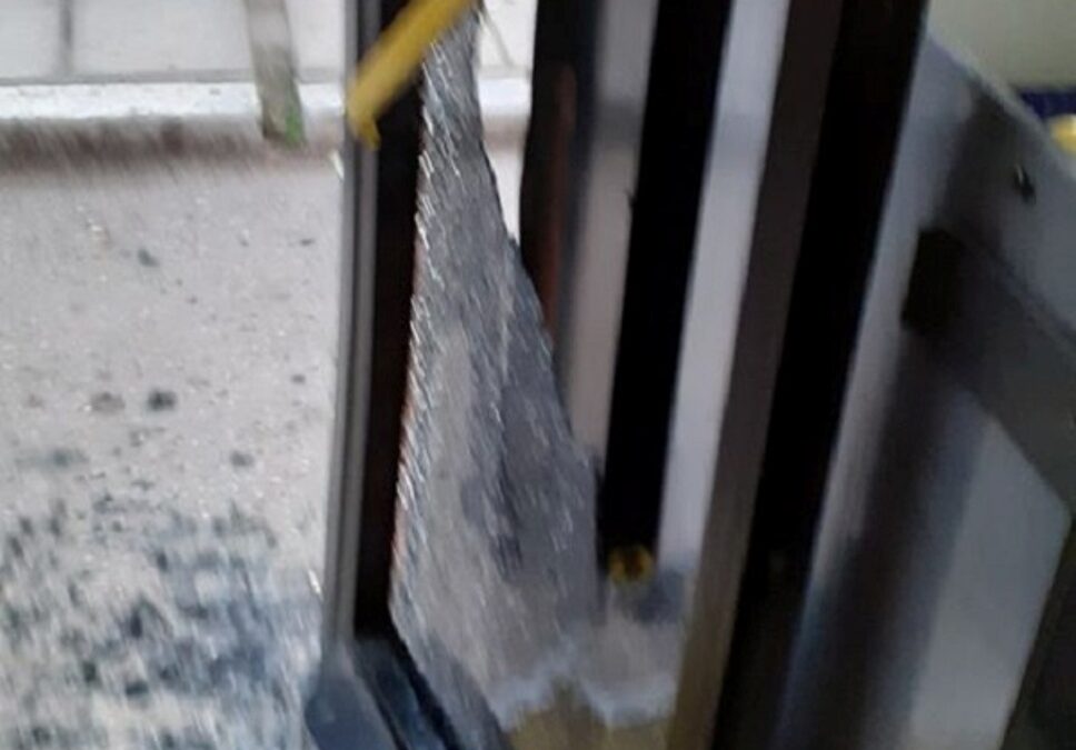 Θεσσαλονίκη: Έσπασε τζάμι πόρτας αστικού λεωφορείου λόγω πολυκοσμίας! (ΦΩΤΟ)