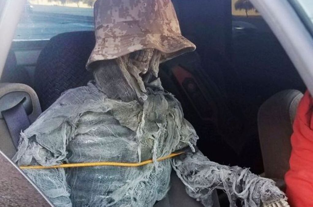 «Ελληνάρας» αλά ΗΠΑ: Μεταμφίεσε σκελετό για να οδηγήσει παράνομα στην εθνική οδό!