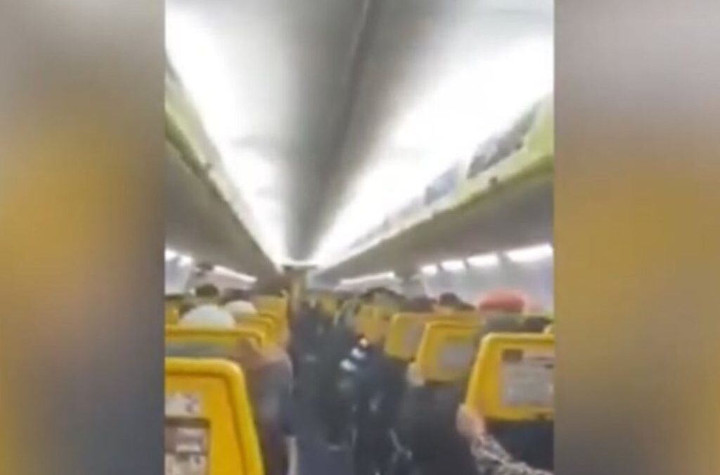 Έκαναν την προσευχή τους: Πτήση τρόμου της Ryanair (VIDEO)