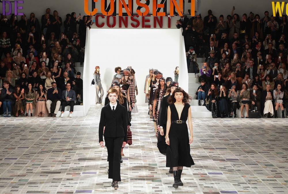 Dior: To δυνατό μήνυμα για τον φεμινισμό και το σκάνδαλο Weinstein μέσα από το show