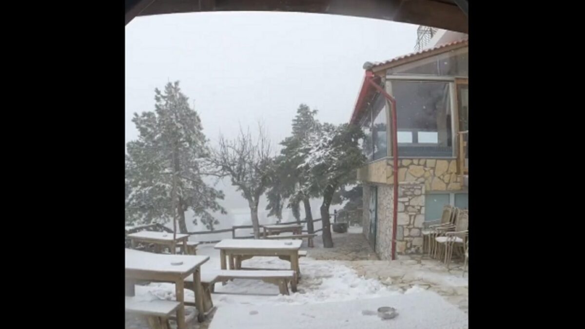 Καιρός: Χιονίζει στην Πάρνηθα! Μαγικές εικόνες από το καταφύγιο Μπάφι