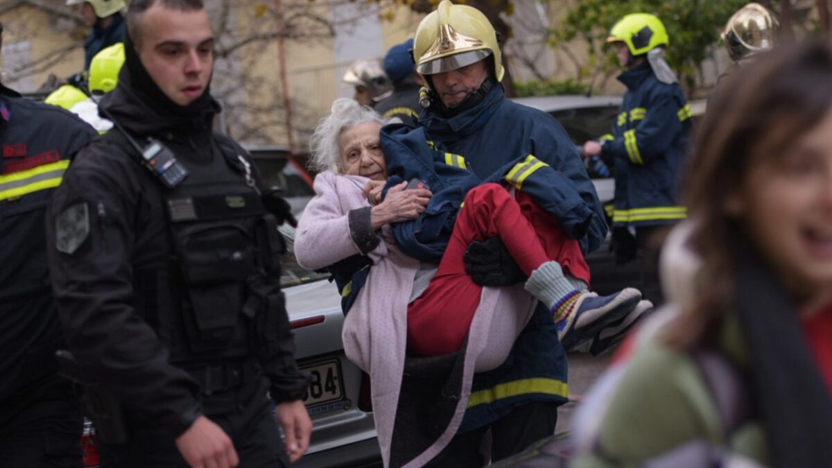 Παλαιό Φάληρο: Μεγάλη φωτιά σε σπίτι! – Απεγκλωβίστηκαν δυο γυναίκες (VIDEO)