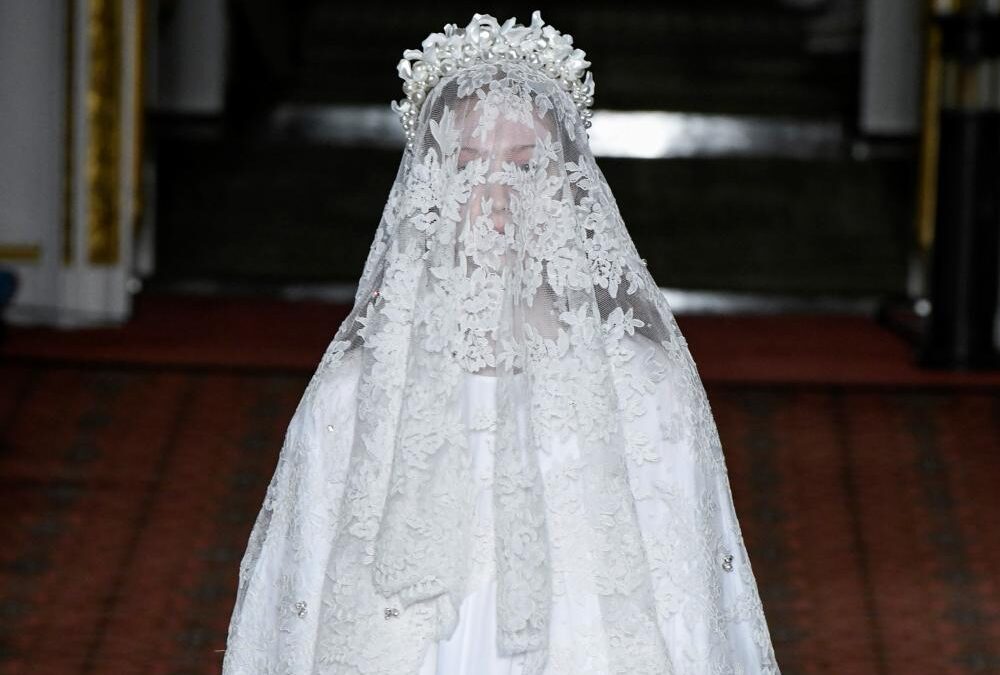 Μπορεί το λευκό να δείχνει απόκοσμο; Τα φορέματα στο show Simone Rocha φτιάχτηκαν για alternative νύφες