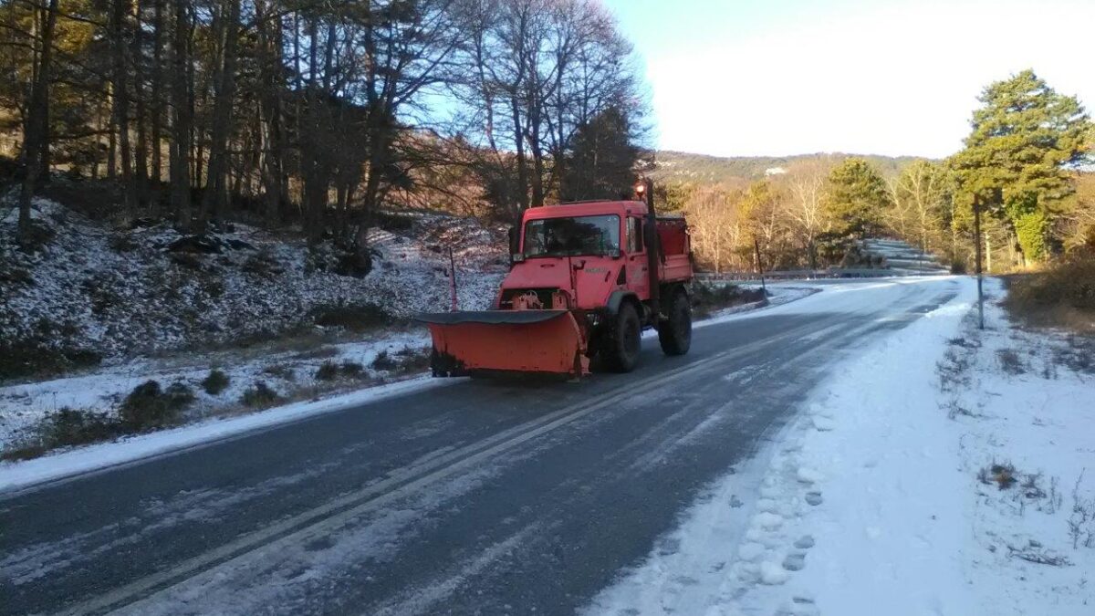 Μηχανήματα του Δήμου Κατερίνης επιχειρούν σε Ελατοχώρι και Άνω Μηλιά λόγω χιονοπτώσεων