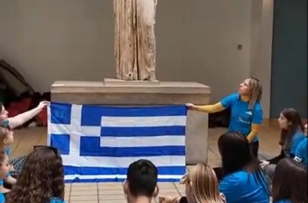 Συγκινητικό βίντεο: Μαθητές από την Κρήτη τραγούδησαν το «Τζιβαέρι» μπροστά στην ξενιτεμένη Καρυάτιδα