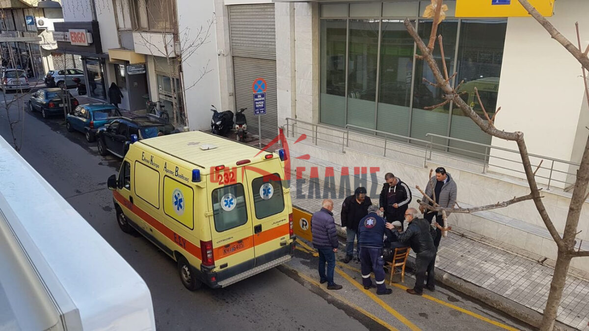 ΠΡΙΝ ΛΙΓΟ: Αναστάτωση στο κέντρο της Κατερίνης – Ασθενοφόρο του ΕΚΑΒ παρέλαβε ηλικιωμένο (ΦΩΤΟ)