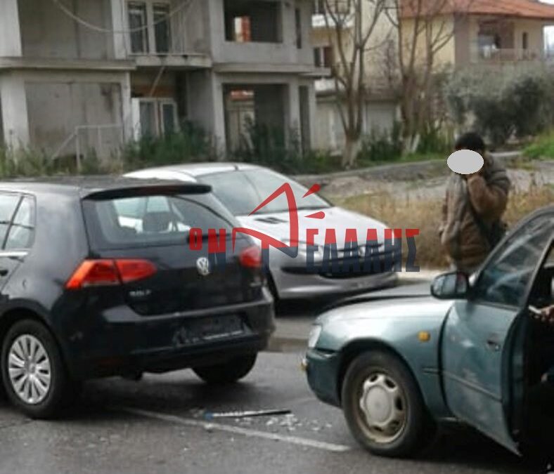 ΠΡΙΝ ΛΙΓΟ: Σύγκρουση οχημάτων στην οδό Τερζοπούλου (ΦΩΤΟ)
