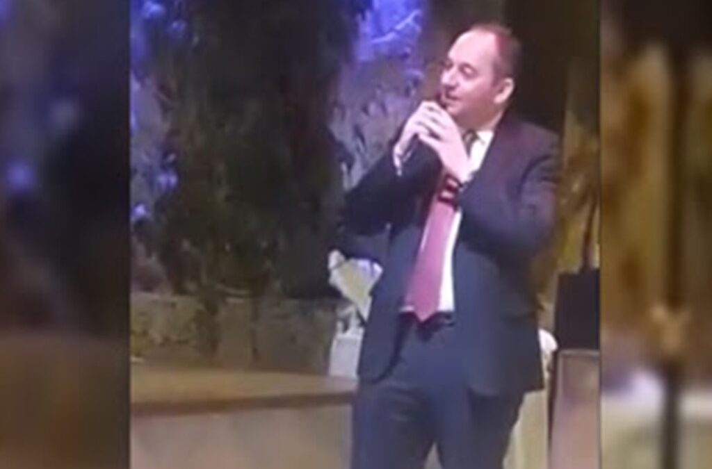 Ο υπουργός Ναυτιλίας Γιάννης Πλακιωτάκης πήρε το μικρόφωνο και τραγούδησε Βοσκόπουλο! (VIDEO)