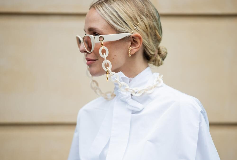 Αυτή η Influencer βρήκε τον τρόπο να φορέσουμε από τώρα το αγαπημένο λευκό shirt dress
