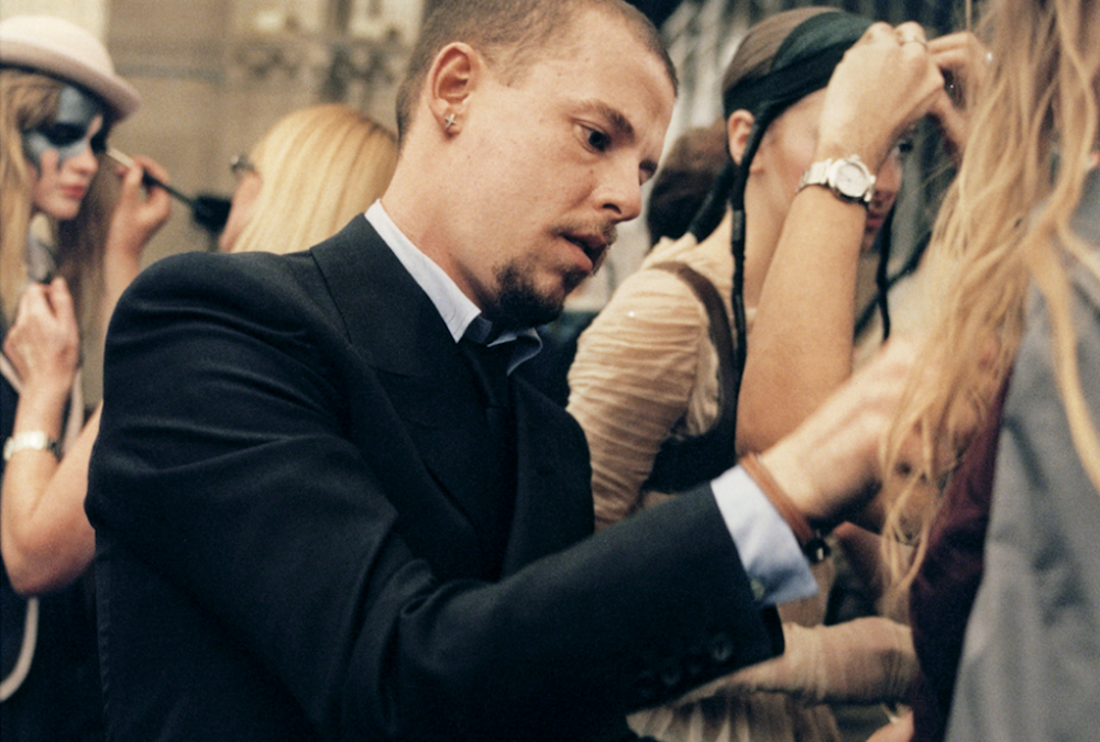 Alexander McQueen: Τα δραματικά shows μιας ιδιοφυΐας, ο Givenchy και τα κρυμμένα «ραβασάκια» στις φόδρες των ρούχων